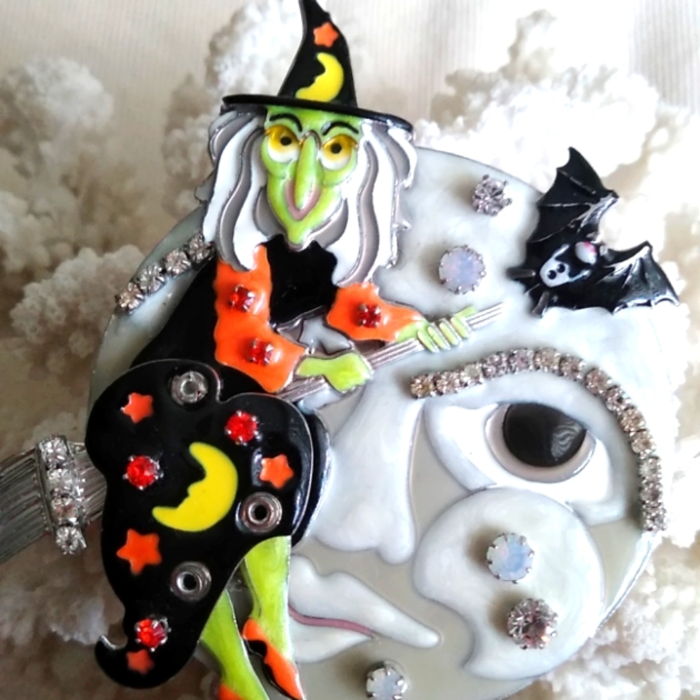 LATR2GO WITCH ON THE MOON PIN/ENHANCER - Picture 10 of 12